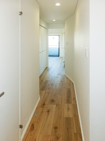 吹き抜け天井に木の梁で作ったオリジナル照明